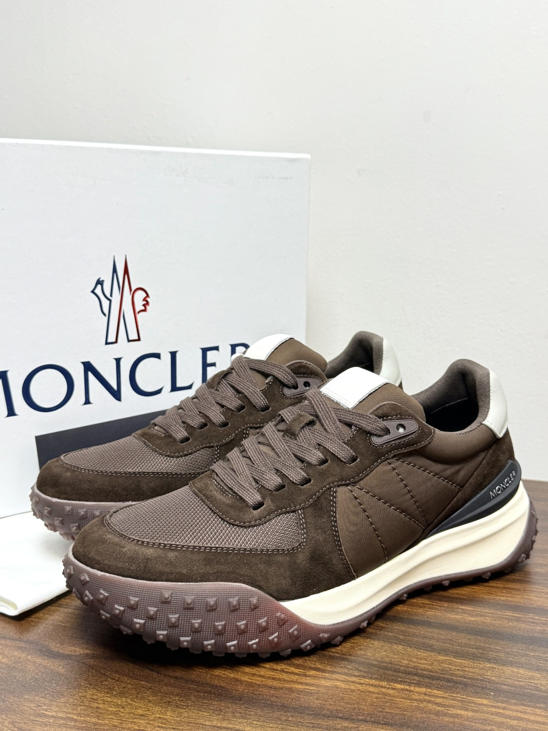 Moncler TrailgriP运动鞋​​，鞋面是尼龙 + 麂皮拼接， 锯齿橡胶大底 是这双鞋最大的视觉标识——底部一