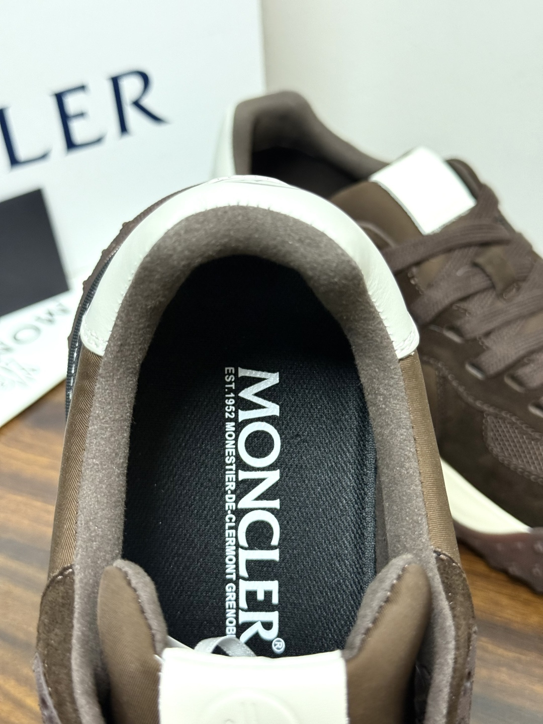 Moncler TrailgriP运动鞋​​，鞋面是尼龙 + 麂皮拼接， 锯齿橡胶大底 是这双鞋最大的视觉标识——底部一