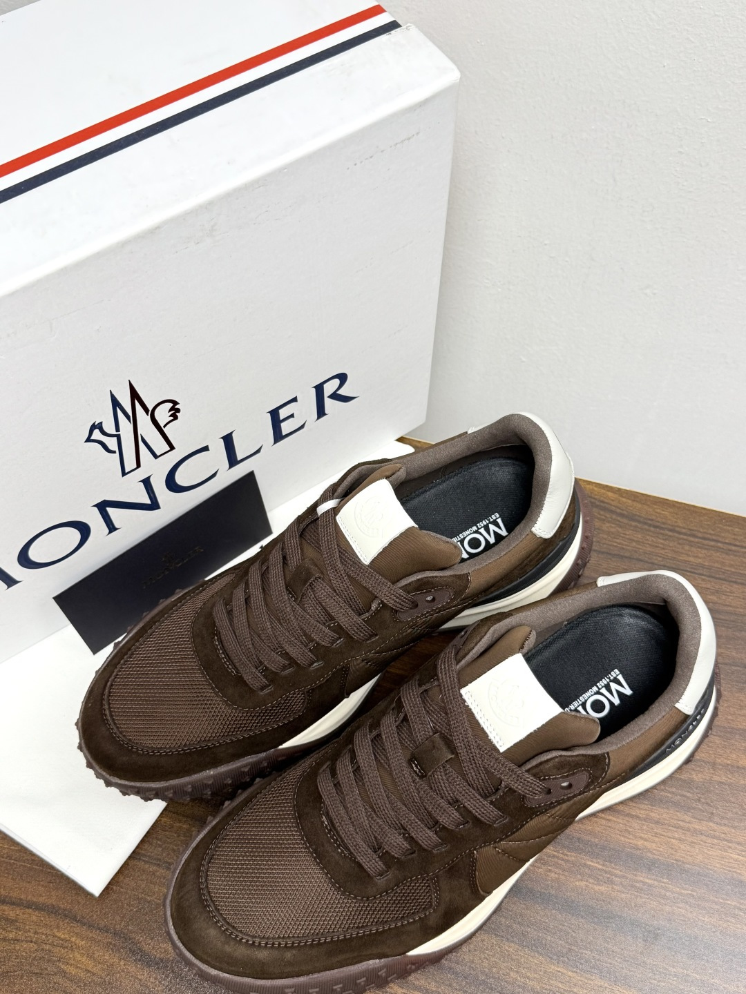 Moncler TrailgriP运动鞋​​，鞋面是尼龙 + 麂皮拼接， 锯齿橡胶大底 是这双鞋最大的视觉标识——底部一
