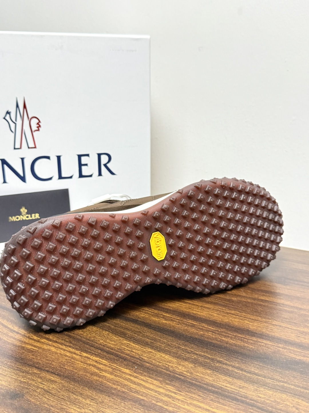 Moncler TrailgriP运动鞋​​，鞋面是尼龙 + 麂皮拼接， 锯齿橡胶大底 是这双鞋最大的视觉标识——底部一
