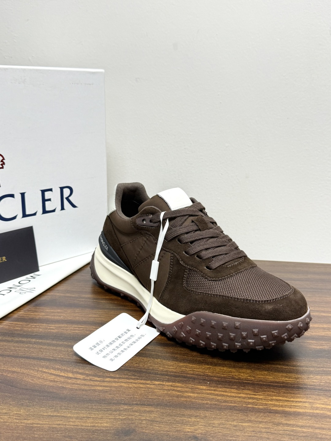 Moncler TrailgriP运动鞋​​，鞋面是尼龙 + 麂皮拼接， 锯齿橡胶大底 是这双鞋最大的视觉标识——底部一