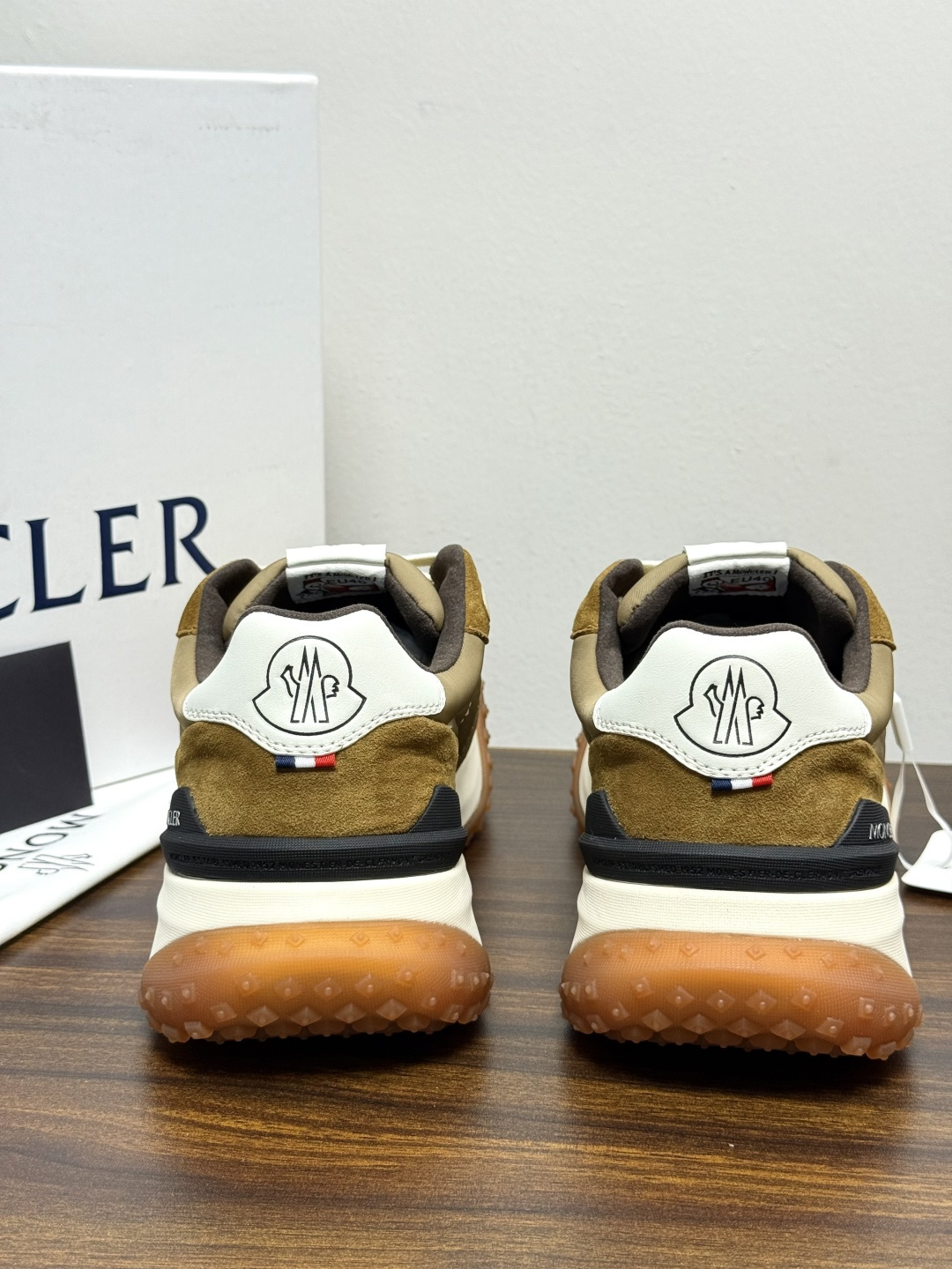 Moncler TrailgriP运动鞋​​，鞋面是尼龙 + 麂皮拼接， 锯齿橡胶大底 是这双鞋最大的视觉标识——底部一