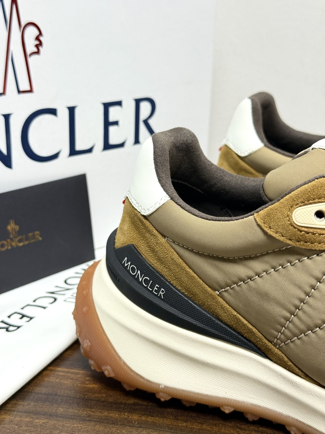Moncler TrailgriP运动鞋​​，鞋面是尼龙 + 麂皮拼接， 锯齿橡胶大底 是这双鞋最大的视觉标识——底部一