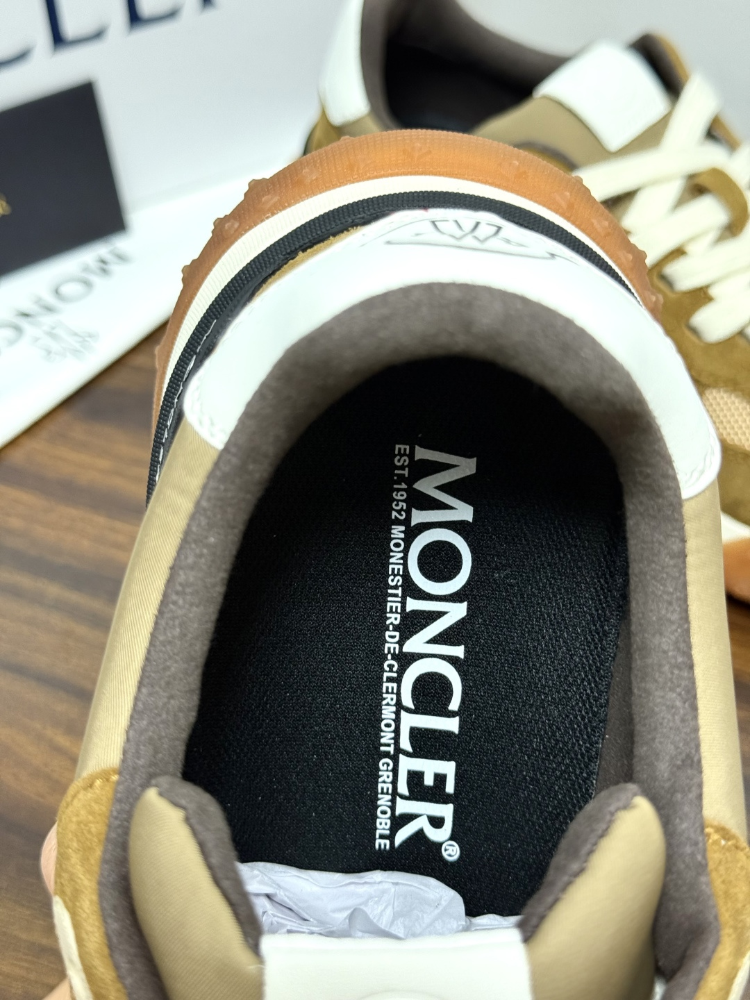 Moncler TrailgriP运动鞋​​，鞋面是尼龙 + 麂皮拼接， 锯齿橡胶大底 是这双鞋最大的视觉标识——底部一