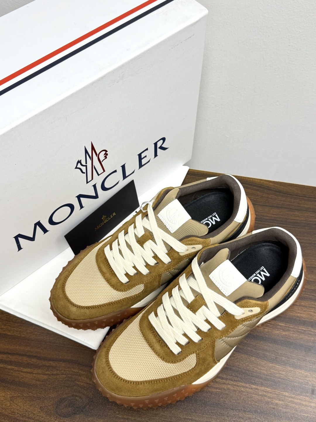Moncler TrailgriP运动鞋​​，鞋面是尼龙 + 麂皮拼接， 锯齿橡胶大底 是这双鞋最大的视觉标识——底部一