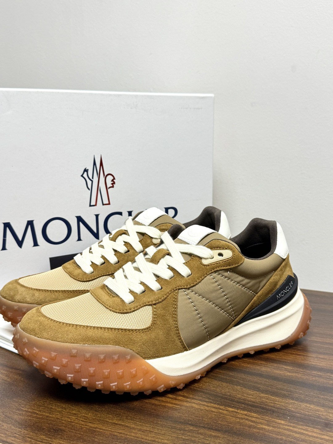Moncler TrailgriP运动鞋​​，鞋面是尼龙 + 麂皮拼接， 锯齿橡胶大底 是这双鞋最大的视觉标识——底部一
