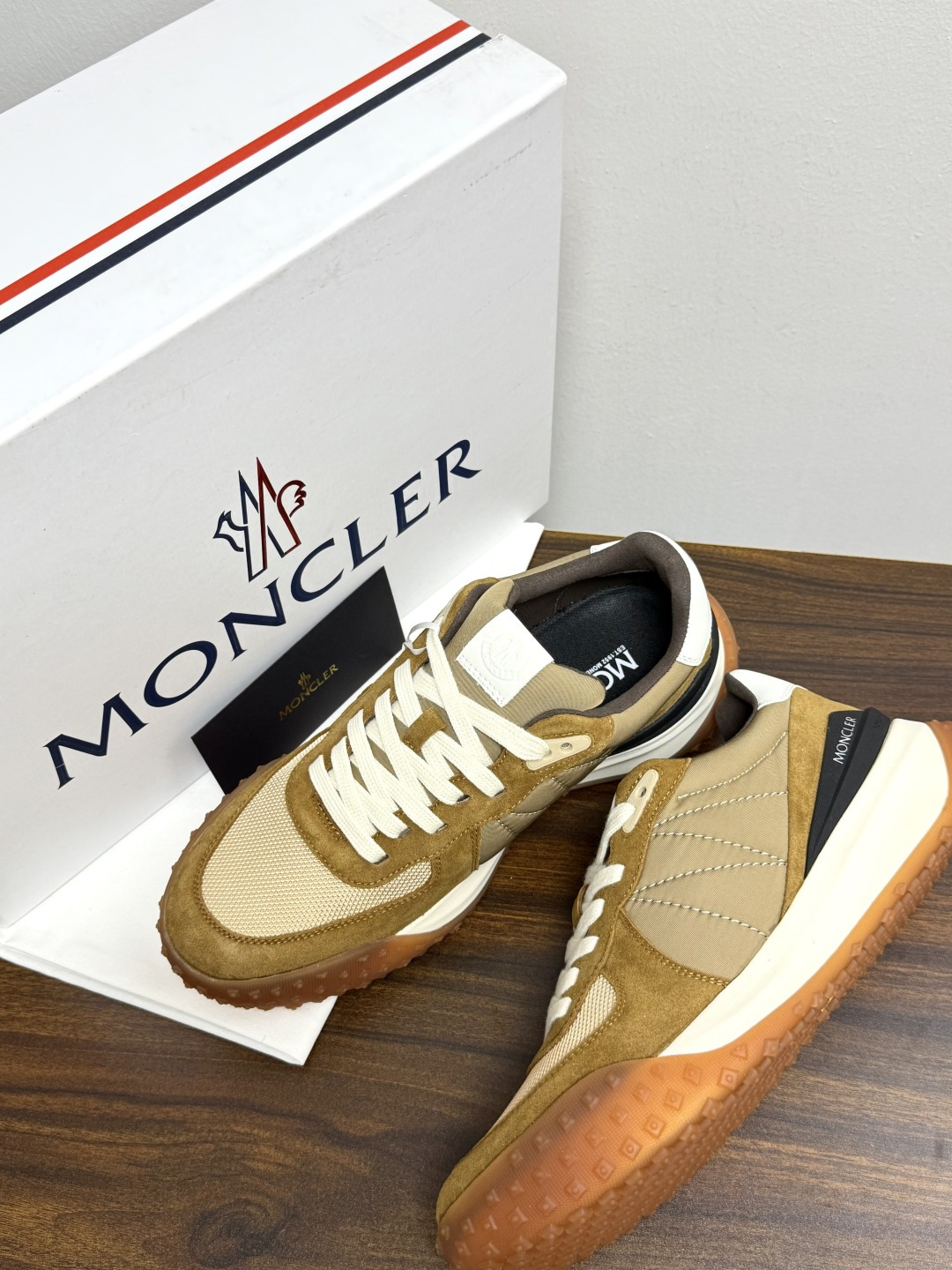 Moncler TrailgriP运动鞋​​，鞋面是尼龙 + 麂皮拼接， 锯齿橡胶大底 是这双鞋最大的视觉标识——底部一