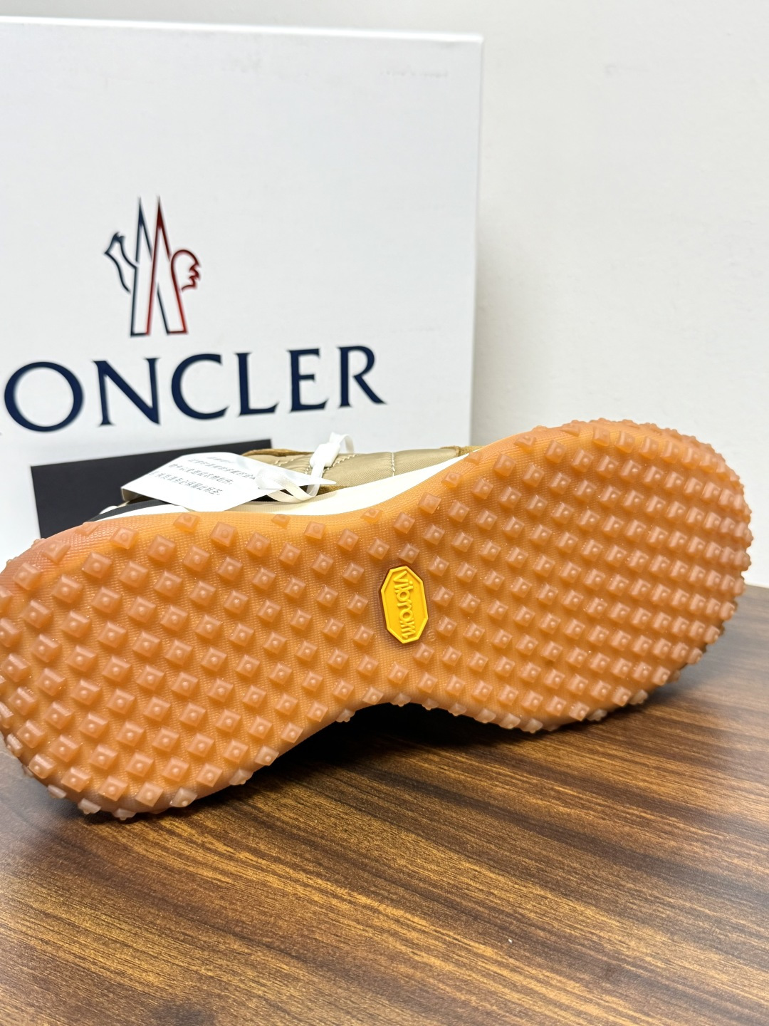 Moncler TrailgriP运动鞋​​，鞋面是尼龙 + 麂皮拼接， 锯齿橡胶大底 是这双鞋最大的视觉标识——底部一