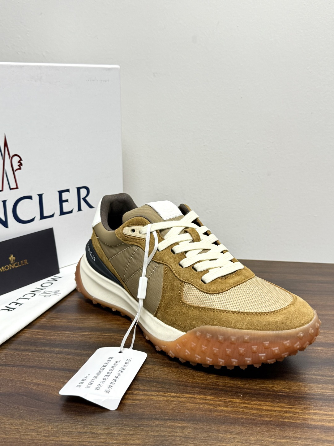 Moncler TrailgriP运动鞋​​，鞋面是尼龙 + 麂皮拼接， 锯齿橡胶大底 是这双鞋最大的视觉标识——底部一