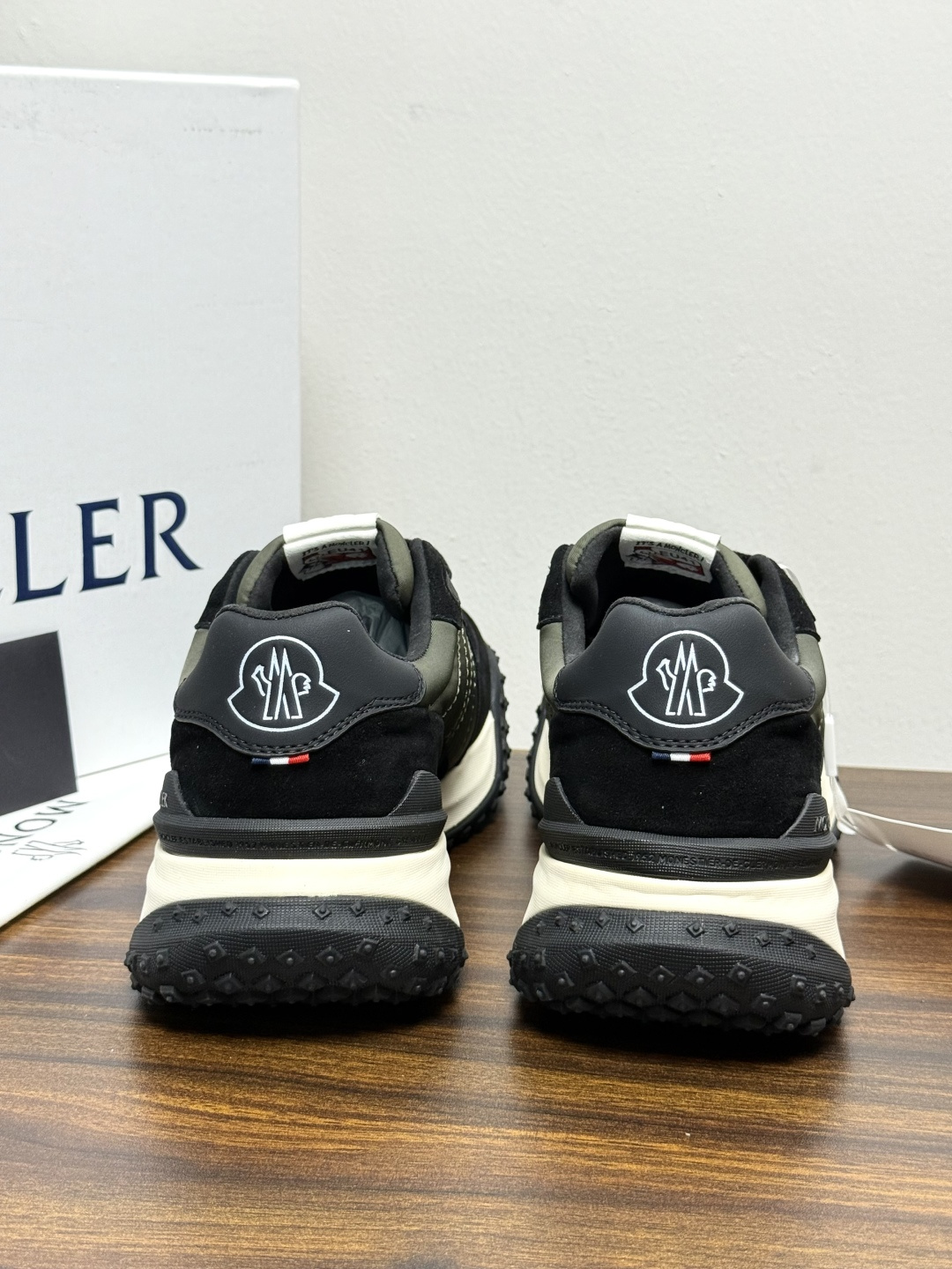 Moncler TrailgriP运动鞋​​，鞋面是尼龙 + 麂皮拼接， 锯齿橡胶大底 是这双鞋最大的视觉标识——底部一