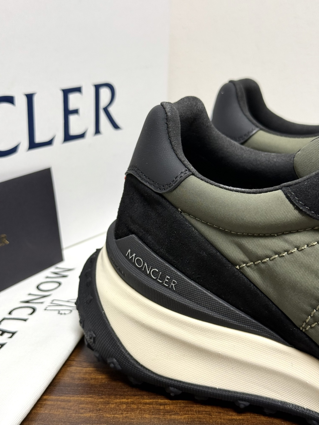 Moncler TrailgriP运动鞋​​，鞋面是尼龙 + 麂皮拼接， 锯齿橡胶大底 是这双鞋最大的视觉标识——底部一