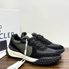 Moncler TrailgriP运动鞋,鞋面是尼龙 + 麂皮拼接, 锯齿橡胶大底 是这双鞋最大的视觉标识——底部一 Moncler TrailgriP运动鞋,鞋面是尼龙 + 麂皮拼接, 锯齿橡胶大底 是这双鞋最大的视觉标识——底部一