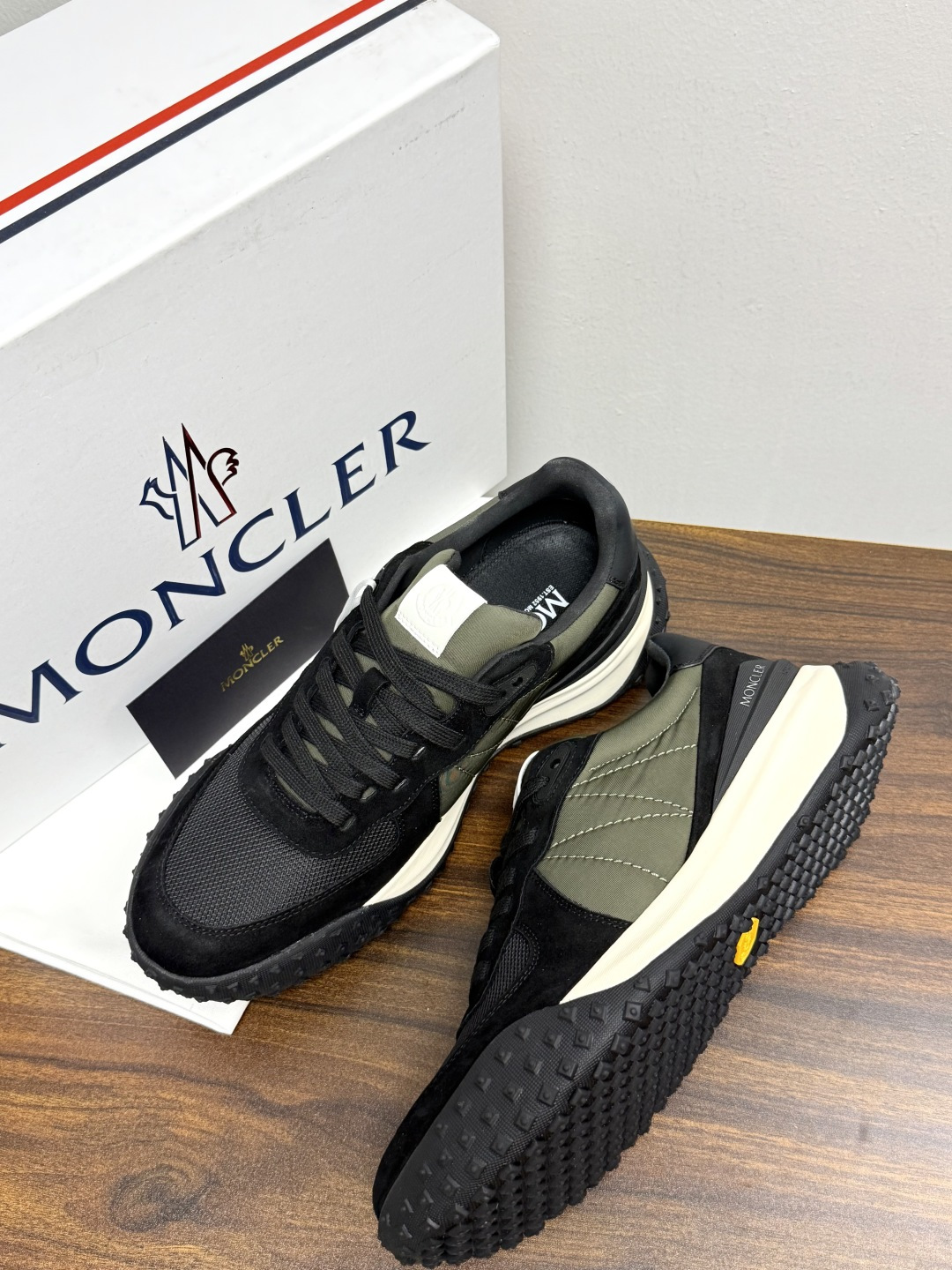 Moncler TrailgriP运动鞋​​，鞋面是尼龙 + 麂皮拼接， 锯齿橡胶大底 是这双鞋最大的视觉标识——底部一