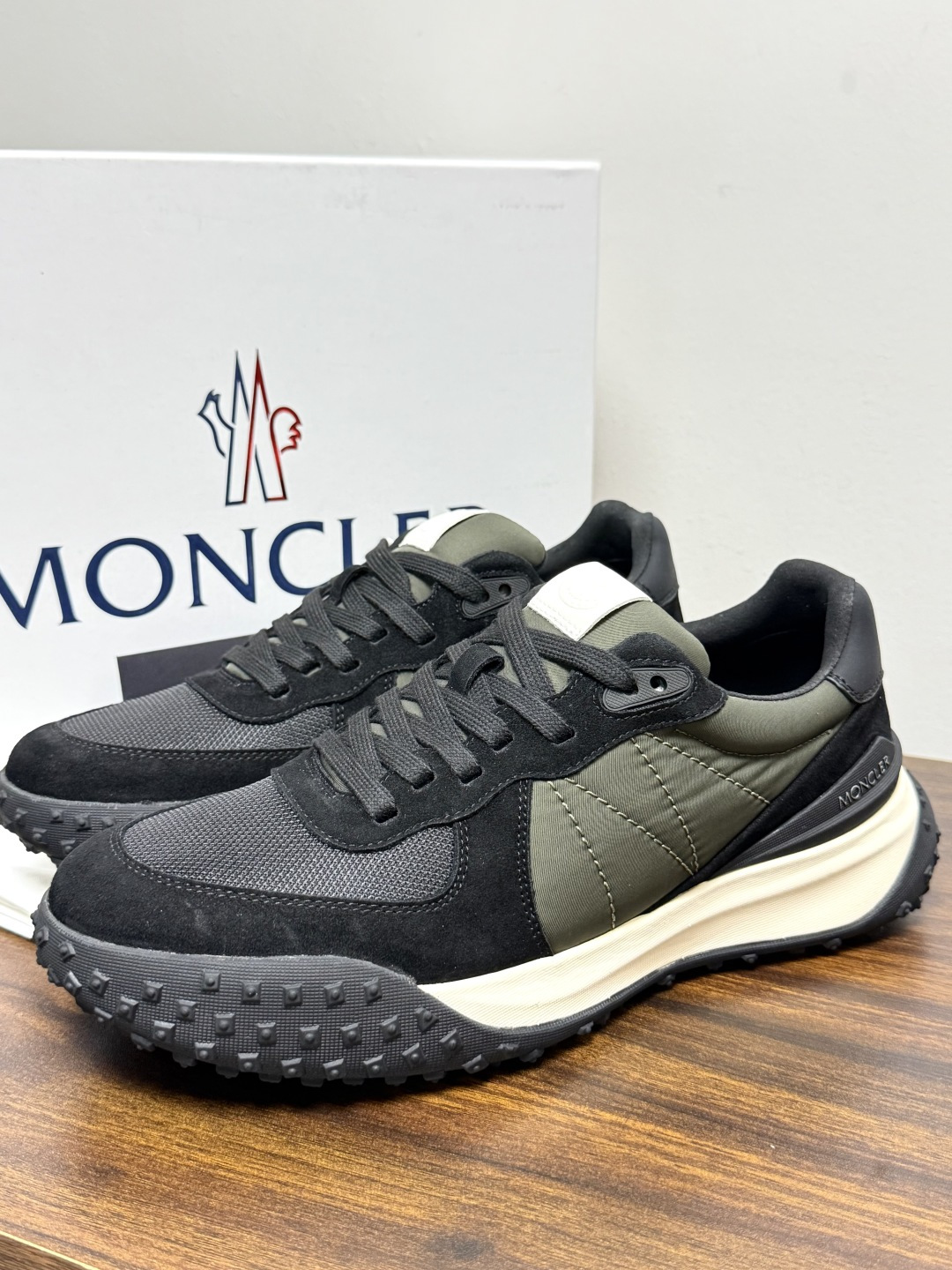 Moncler TrailgriP运动鞋​​，鞋面是尼龙 + 麂皮拼接， 锯齿橡胶大底 是这双鞋最大的视觉标识——底部一