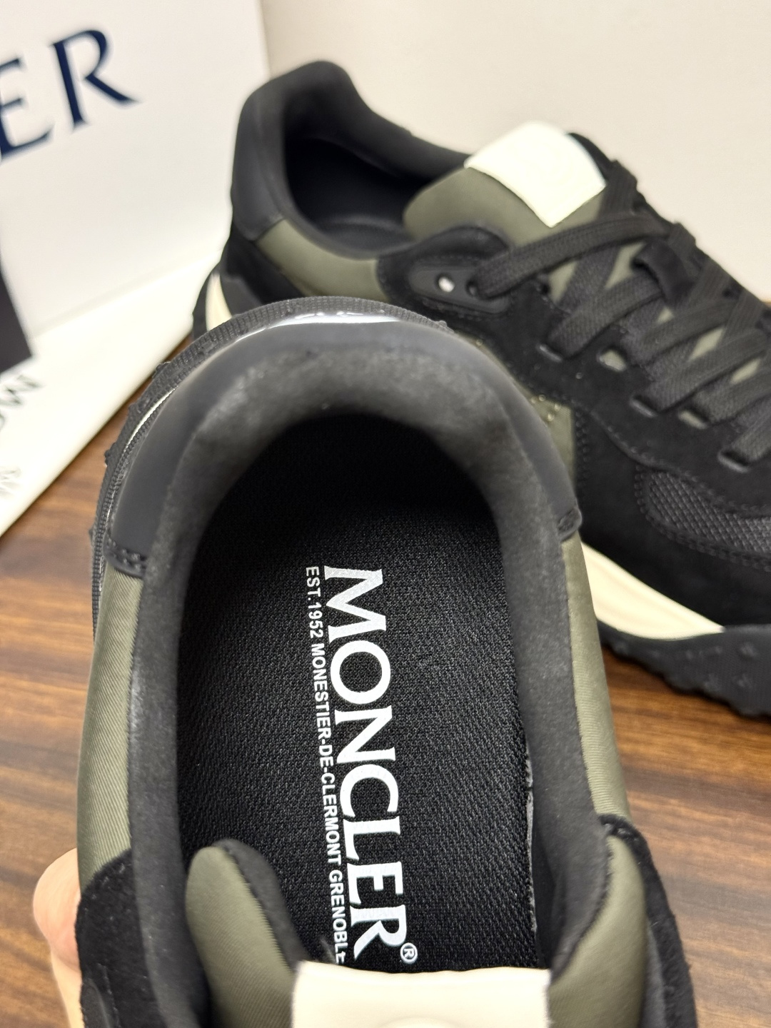 Moncler TrailgriP运动鞋​​，鞋面是尼龙 + 麂皮拼接， 锯齿橡胶大底 是这双鞋最大的视觉标识——底部一