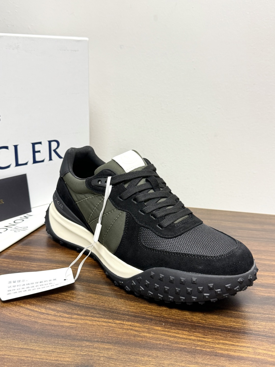 Moncler TrailgriP运动鞋​​，鞋面是尼龙 + 麂皮拼接， 锯齿橡胶大底 是这双鞋最大的视觉标识——底部一