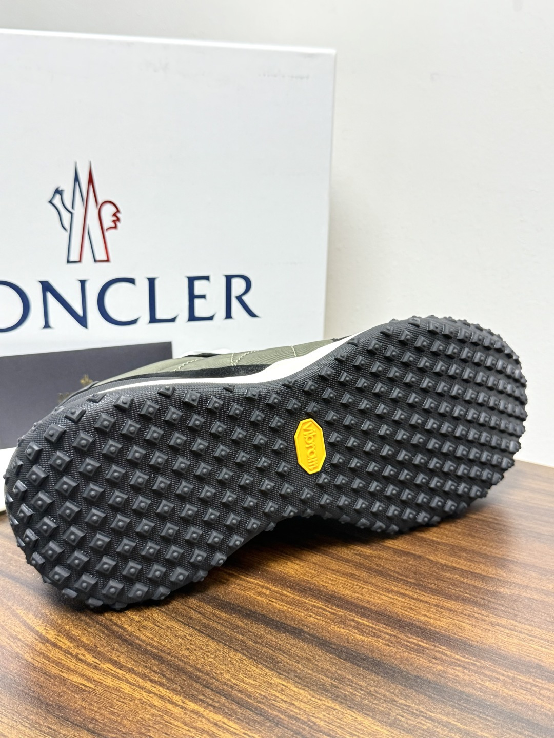 Moncler TrailgriP运动鞋​​，鞋面是尼龙 + 麂皮拼接， 锯齿橡胶大底 是这双鞋最大的视觉标识——底部一