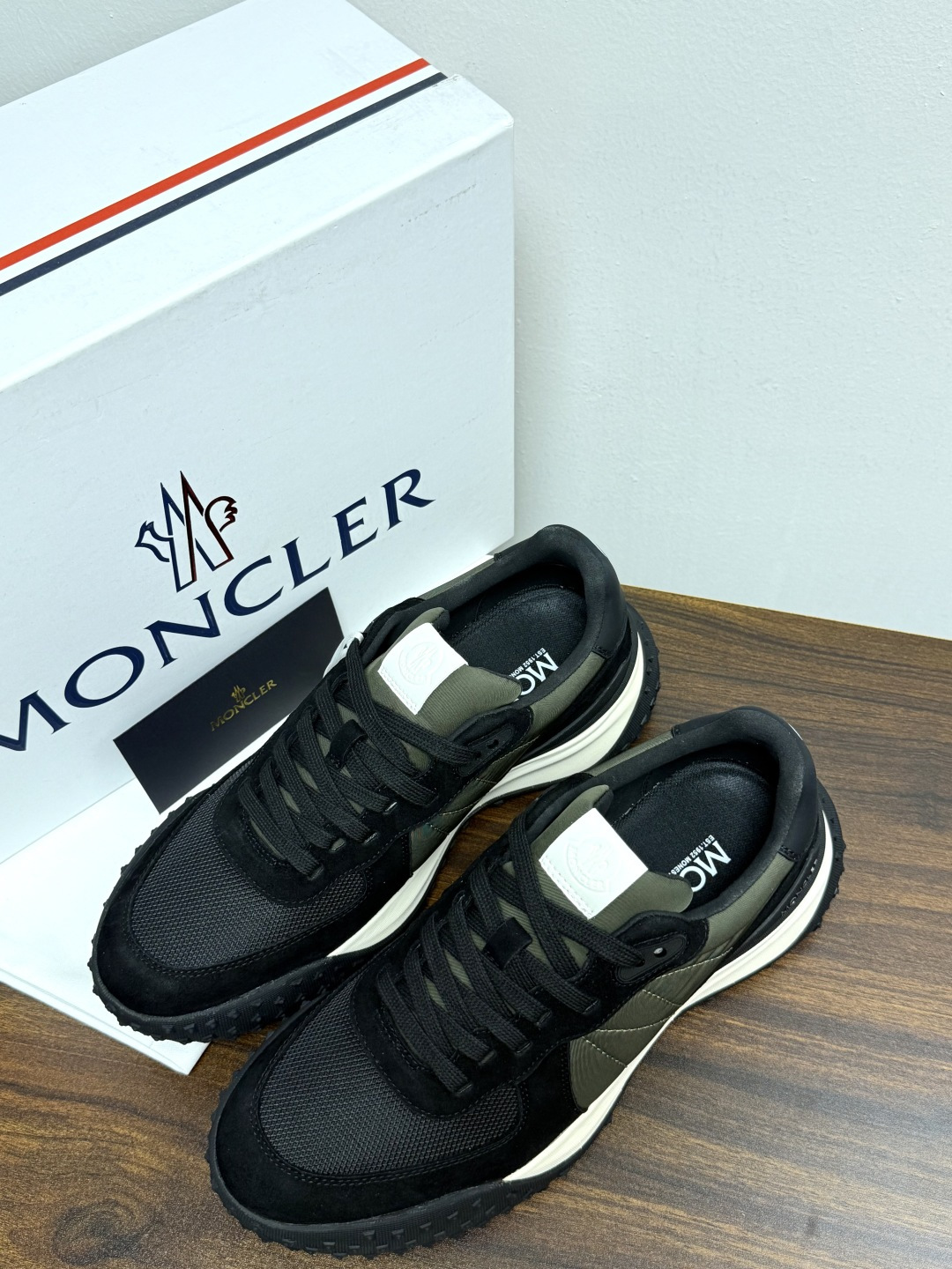 Moncler TrailgriP运动鞋​​，鞋面是尼龙 + 麂皮拼接， 锯齿橡胶大底 是这双鞋最大的视觉标识——底部一