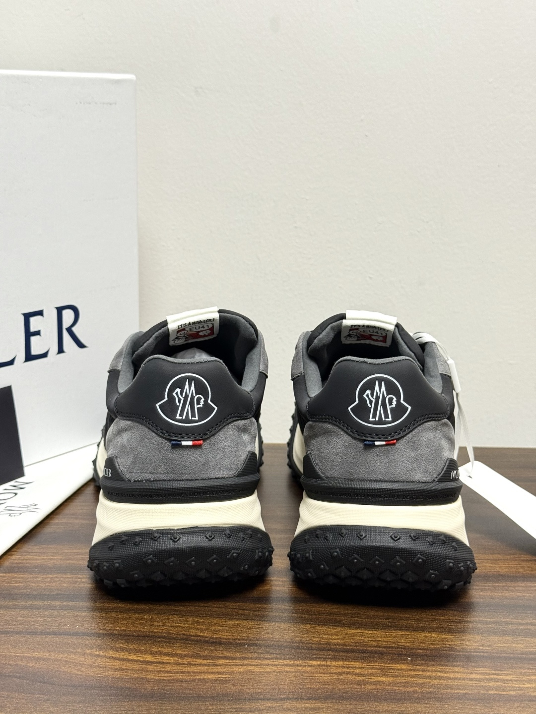 Moncler TrailgriP运动鞋​​，鞋面是尼龙 + 麂皮拼接， 锯齿橡胶大底 是这双鞋最大的视觉标识——底部一