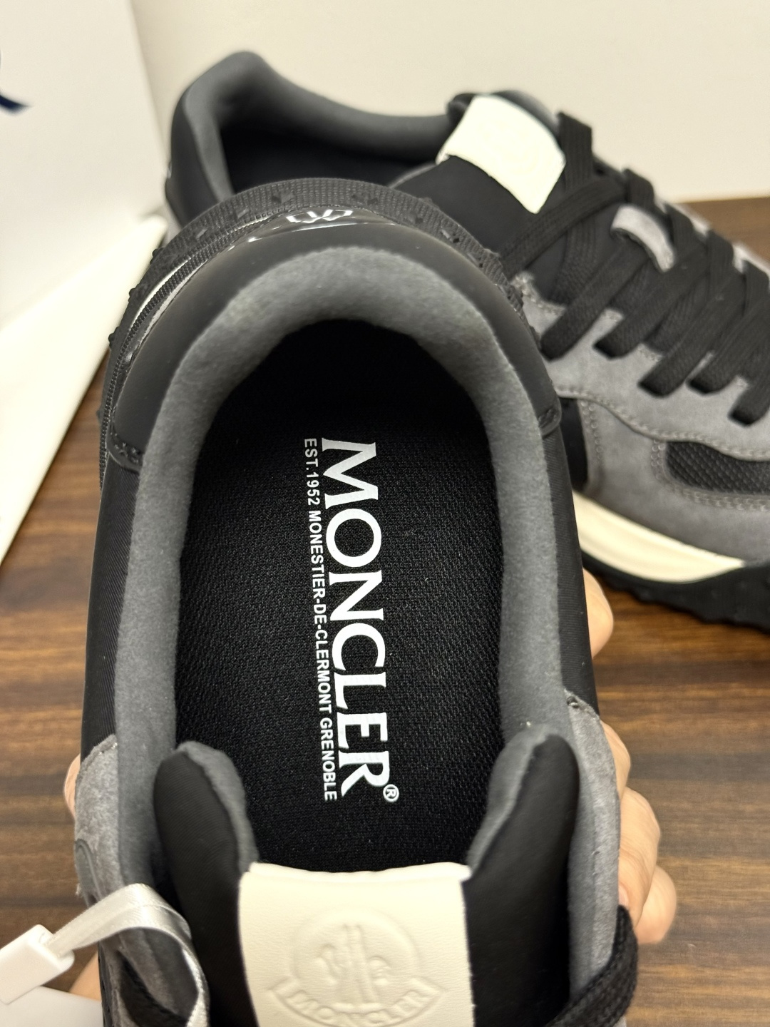 Moncler TrailgriP运动鞋​​，鞋面是尼龙 + 麂皮拼接， 锯齿橡胶大底 是这双鞋最大的视觉标识——底部一