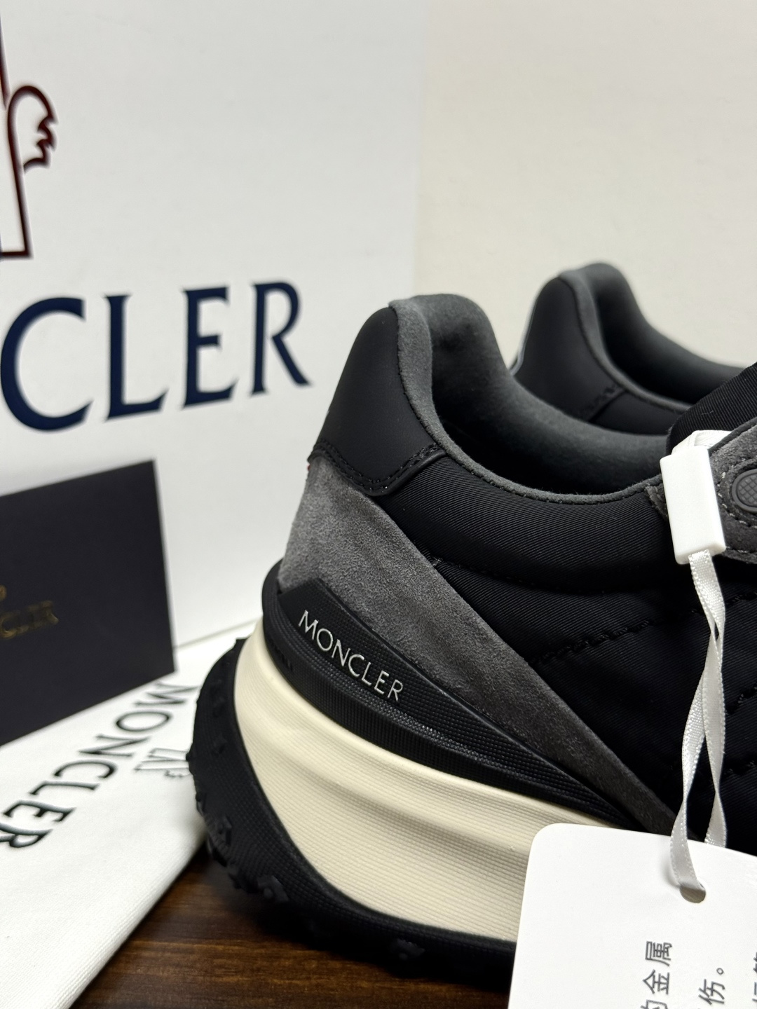 Moncler TrailgriP运动鞋​​，鞋面是尼龙 + 麂皮拼接， 锯齿橡胶大底 是这双鞋最大的视觉标识——底部一