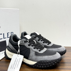 Moncler TrailgriP运动鞋,鞋面是尼龙 + 麂皮拼接, 锯齿橡胶大底 是这双鞋最大的视觉标识——底部一 Moncler TrailgriP运动鞋,鞋面是尼龙 + 麂皮拼接, 锯齿橡胶大底 是这双鞋最大的视觉标识——底部一