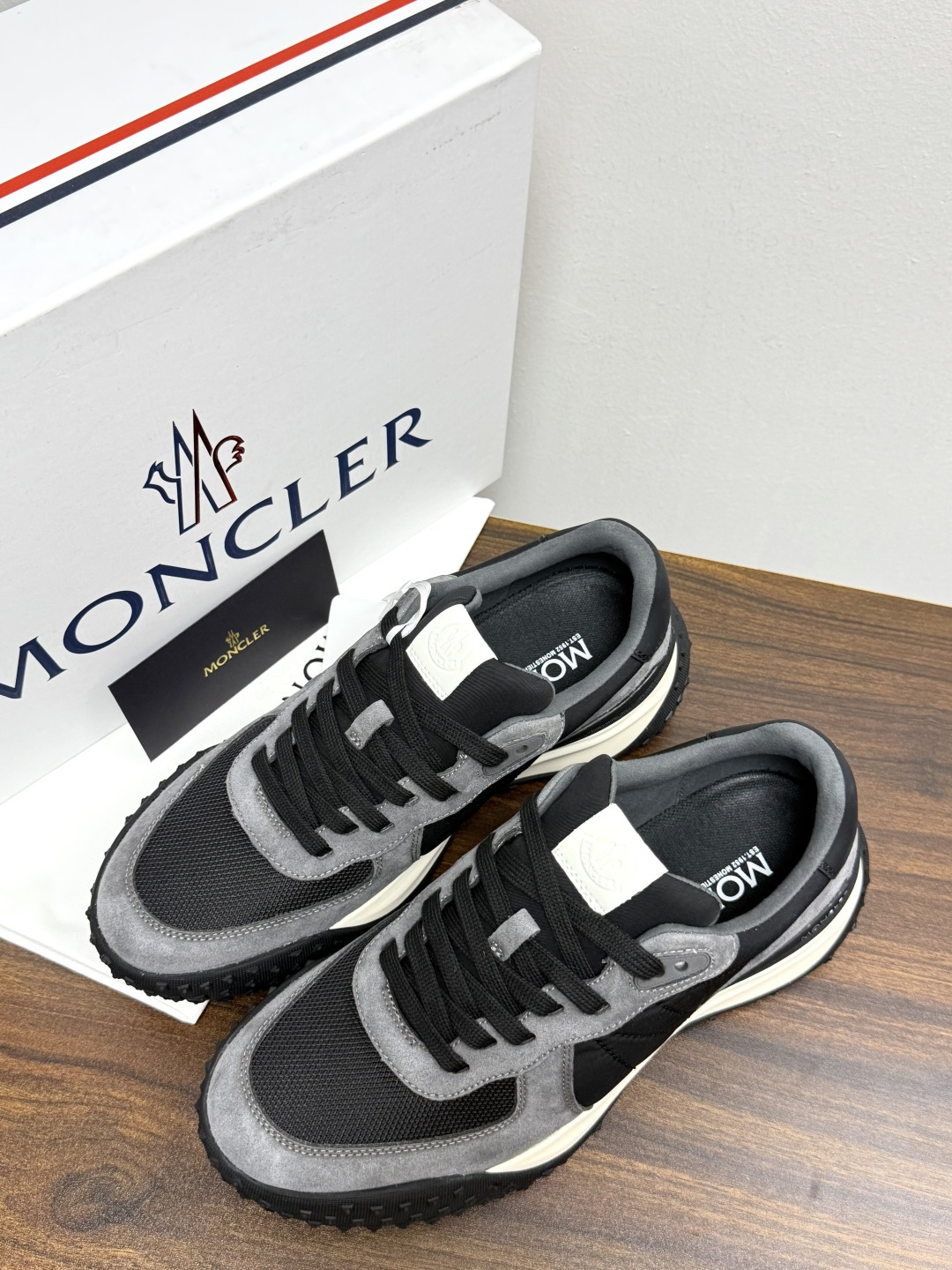 Moncler TrailgriP运动鞋​​，鞋面是尼龙 + 麂皮拼接， 锯齿橡胶大底 是这双鞋最大的视觉标识——底部一