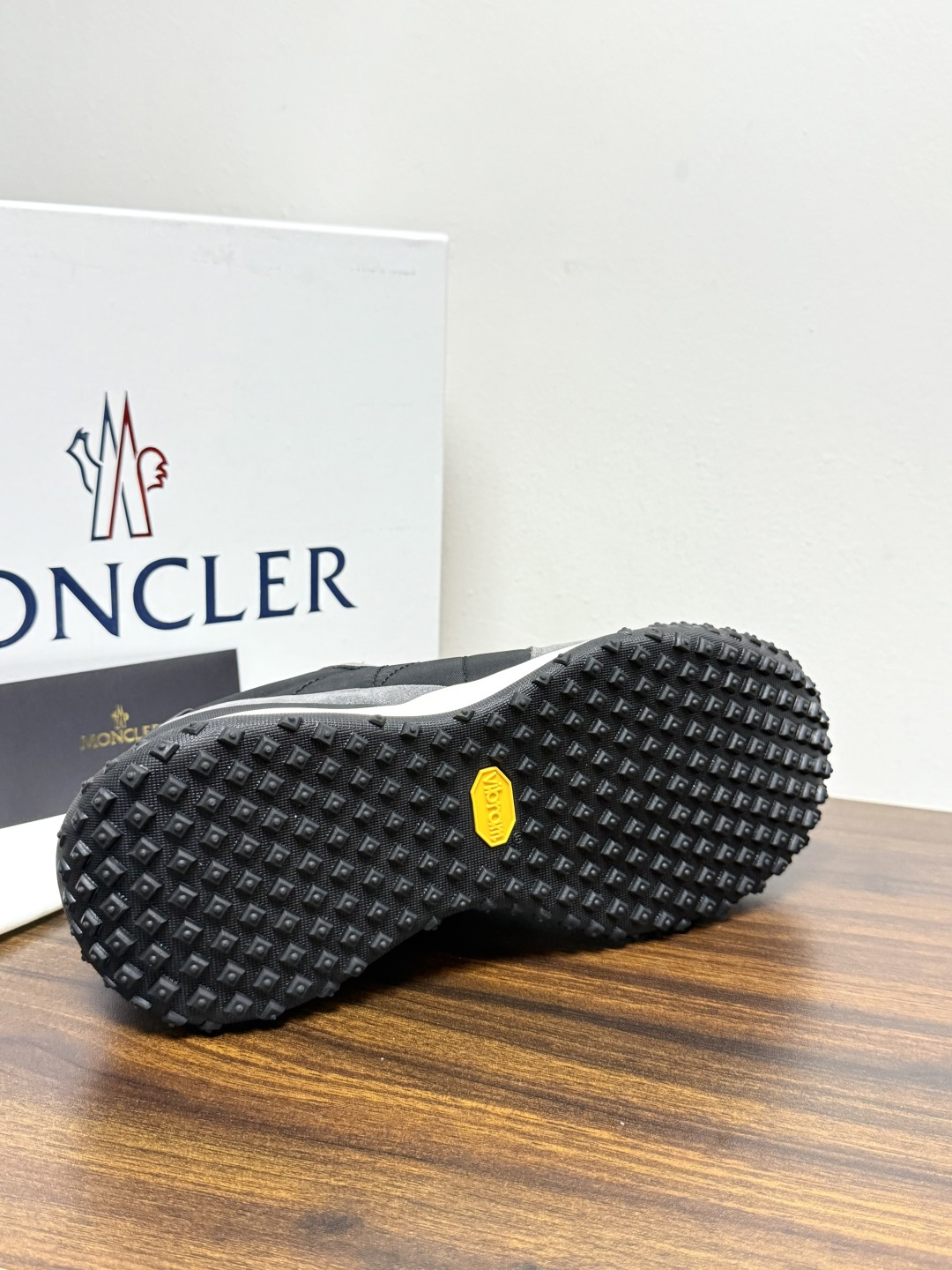 Moncler TrailgriP运动鞋​​，鞋面是尼龙 + 麂皮拼接， 锯齿橡胶大底 是这双鞋最大的视觉标识——底部一