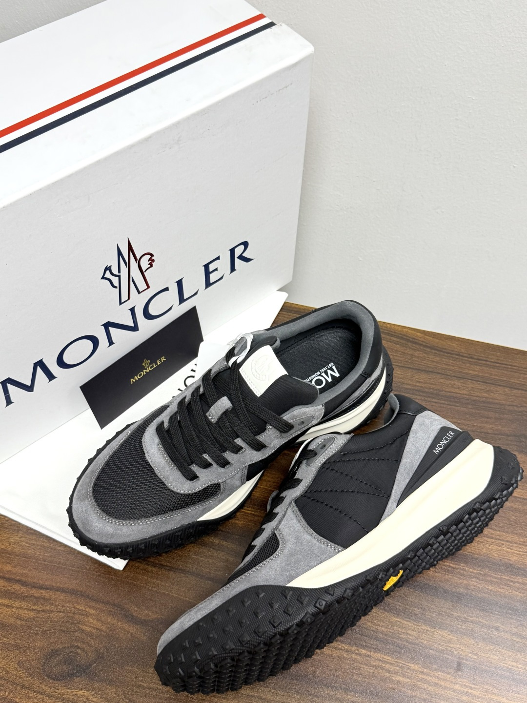 Moncler TrailgriP运动鞋​​，鞋面是尼龙 + 麂皮拼接， 锯齿橡胶大底 是这双鞋最大的视觉标识——底部一