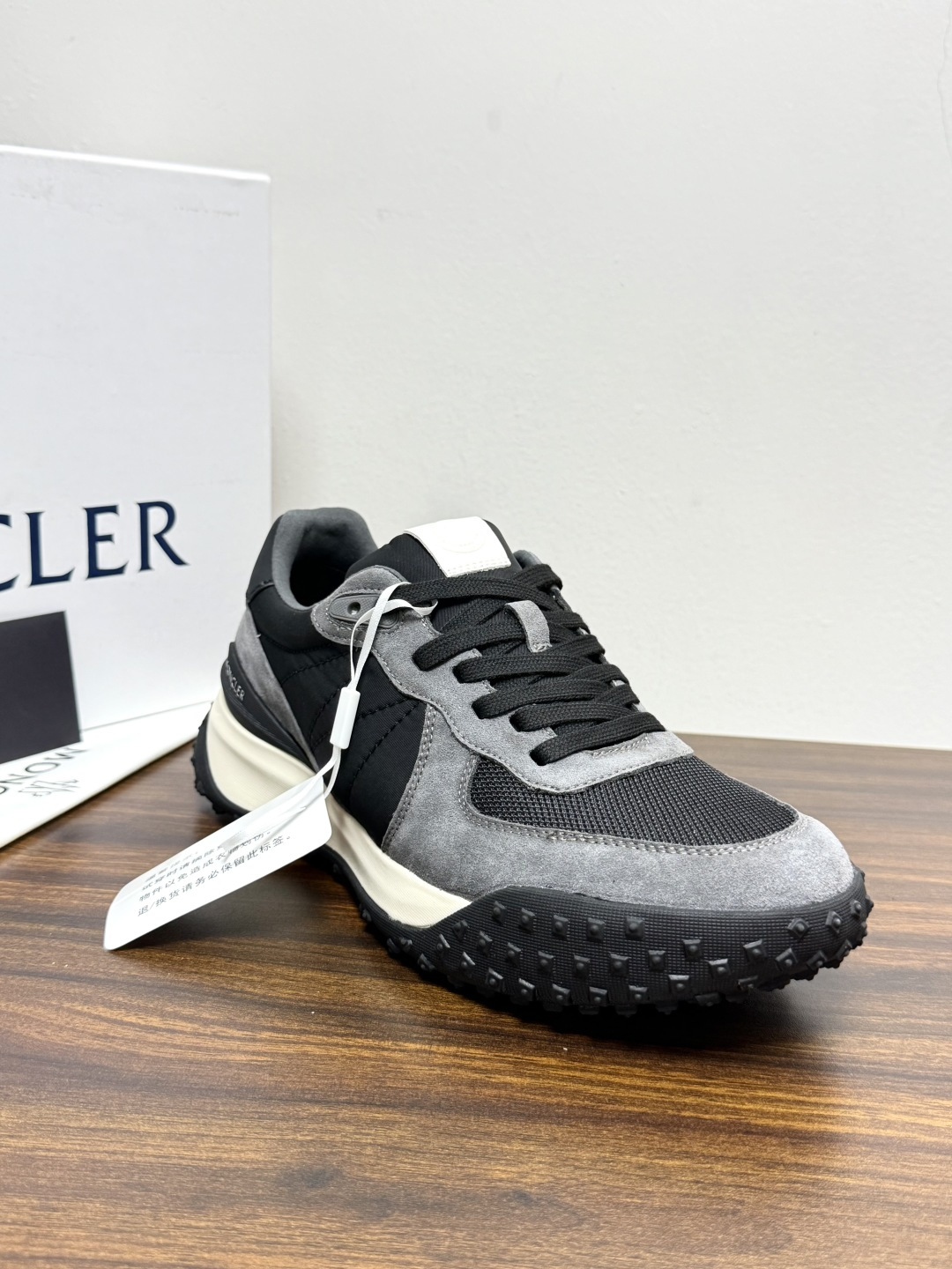 Moncler TrailgriP运动鞋​​，鞋面是尼龙 + 麂皮拼接， 锯齿橡胶大底 是这双鞋最大的视觉标识——底部一