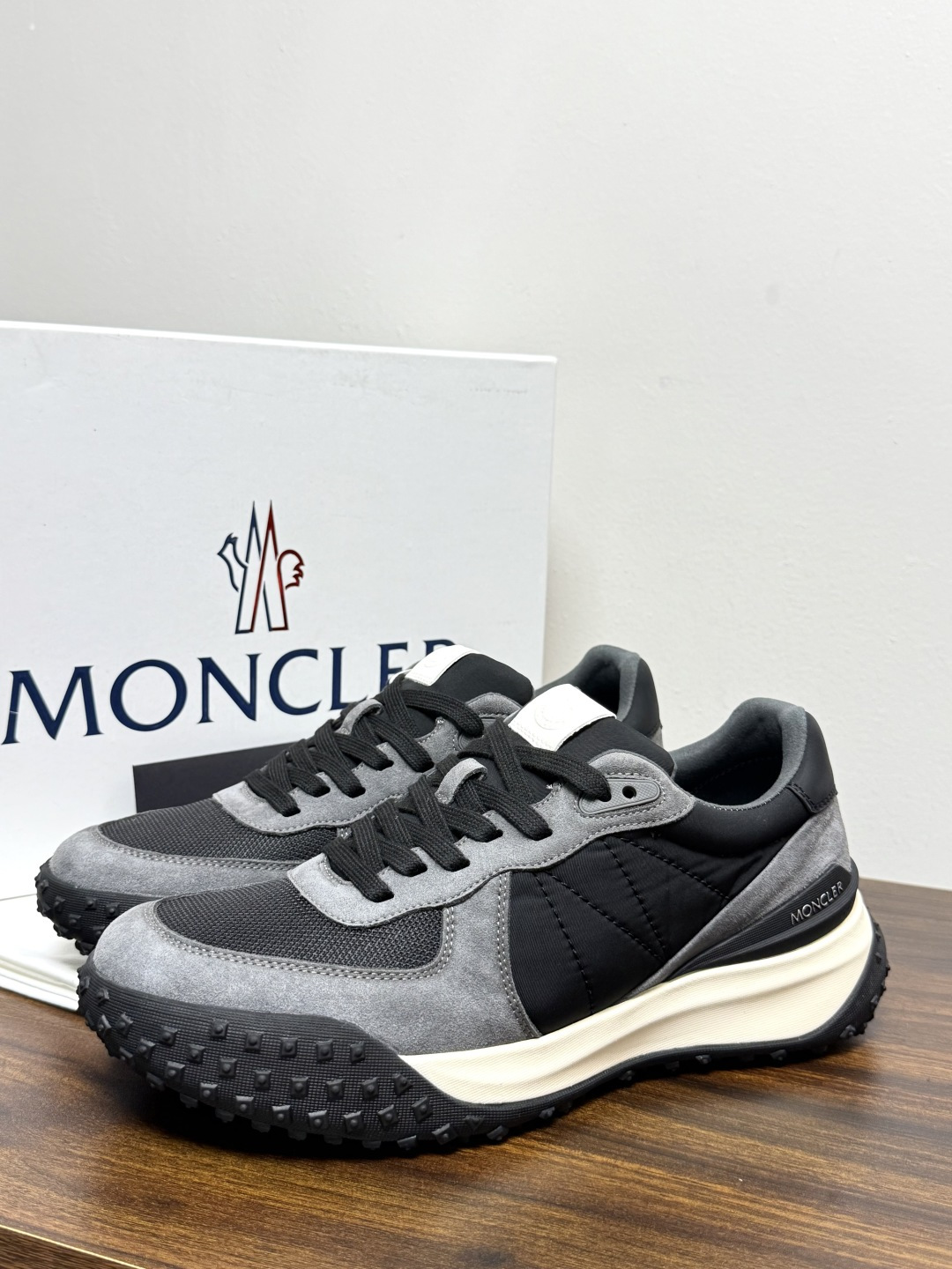 Moncler TrailgriP运动鞋​​，鞋面是尼龙 + 麂皮拼接， 锯齿橡胶大底 是这双鞋最大的视觉标识——底部一