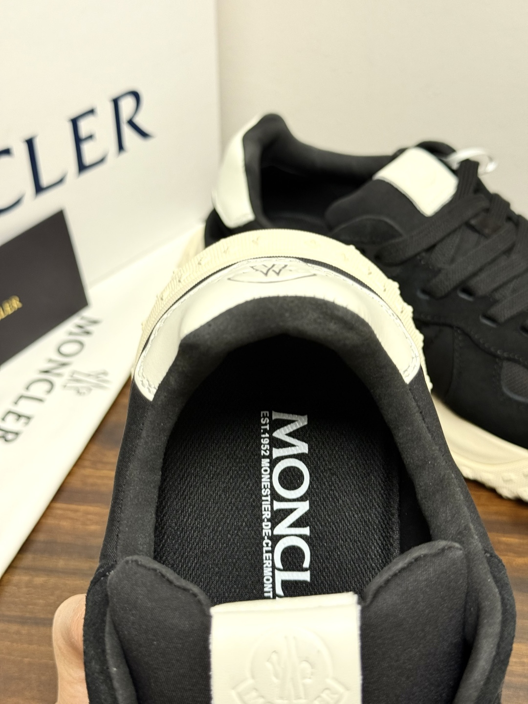 Moncler TrailgriP运动鞋​​，鞋面是尼龙 + 麂皮拼接， 锯齿橡胶大底 是这双鞋最大的视觉标识——底部一