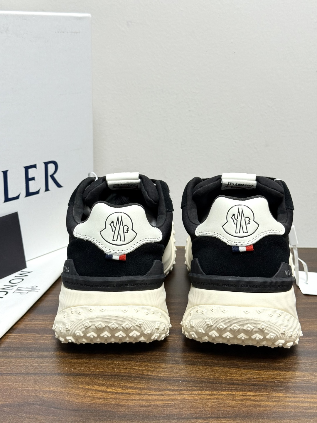 Moncler TrailgriP运动鞋​​，鞋面是尼龙 + 麂皮拼接， 锯齿橡胶大底 是这双鞋最大的视觉标识——底部一