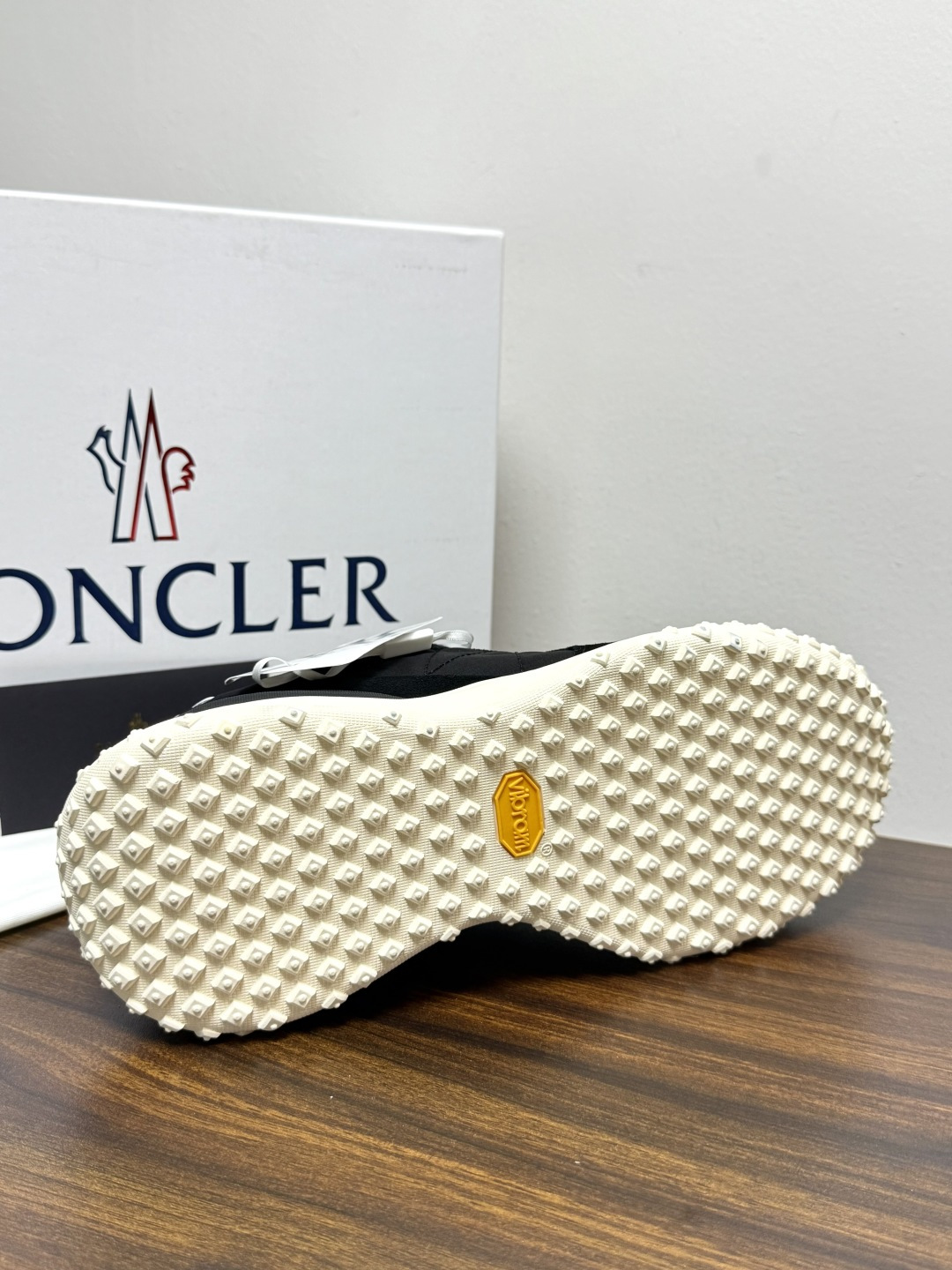 Moncler TrailgriP运动鞋​​，鞋面是尼龙 + 麂皮拼接， 锯齿橡胶大底 是这双鞋最大的视觉标识——底部一