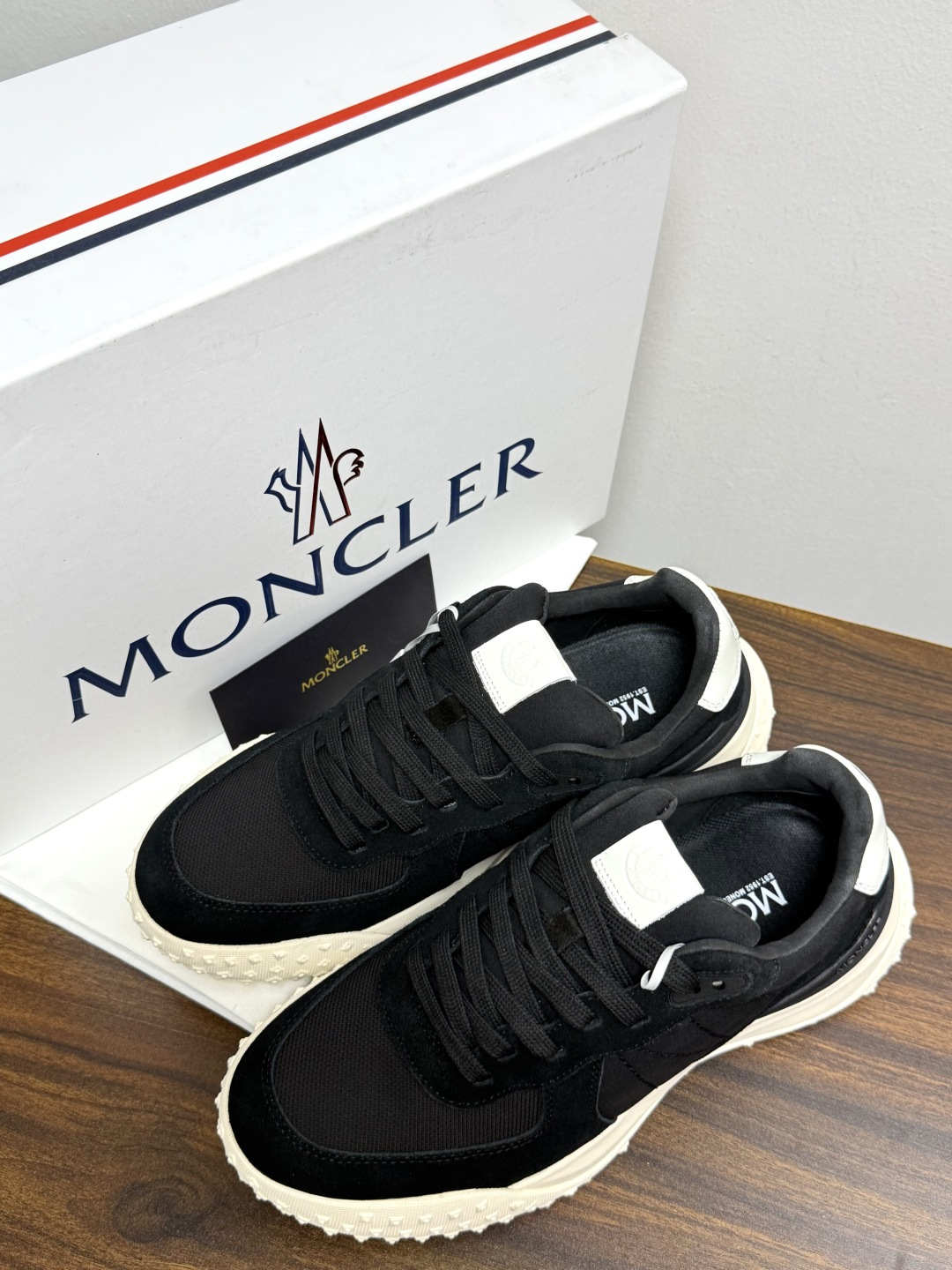 Moncler TrailgriP运动鞋​​，鞋面是尼龙 + 麂皮拼接， 锯齿橡胶大底 是这双鞋最大的视觉标识——底部一