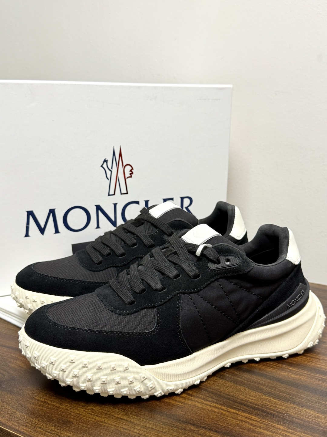 Moncler TrailgriP运动鞋​​，鞋面是尼龙 + 麂皮拼接， 锯齿橡胶大底 是这双鞋最大的视觉标识——底部一