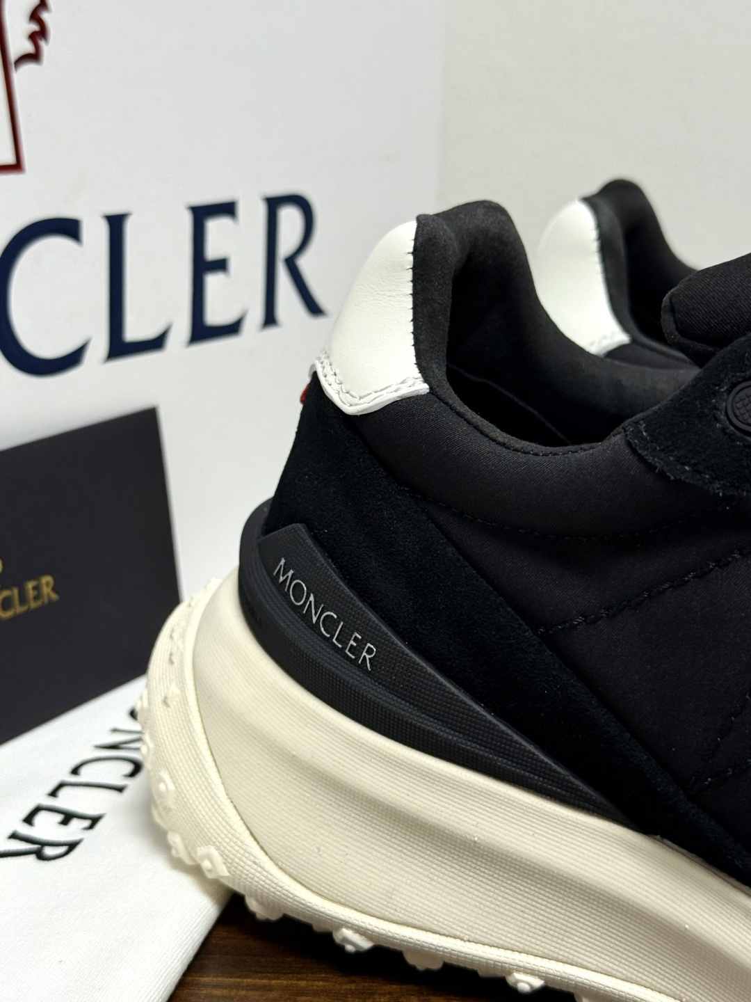 Moncler TrailgriP运动鞋​​，鞋面是尼龙 + 麂皮拼接， 锯齿橡胶大底 是这双鞋最大的视觉标识——底部一