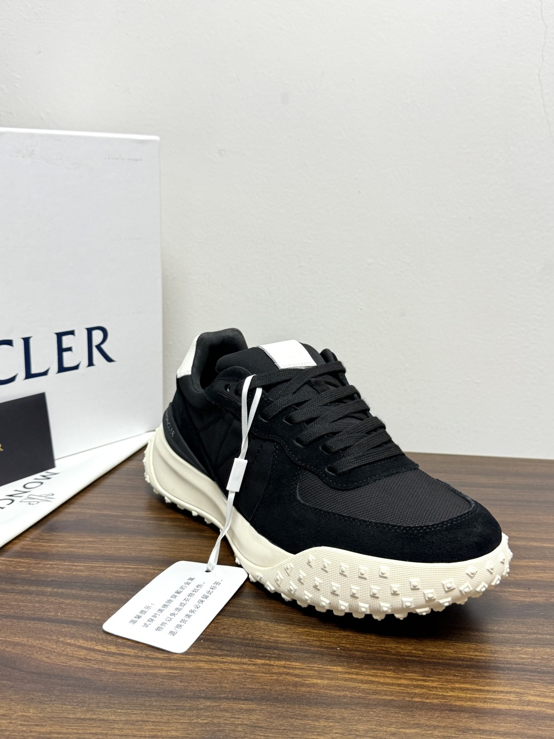 Moncler TrailgriP运动鞋​​，鞋面是尼龙 + 麂皮拼接， 锯齿橡胶大底 是这双鞋最大的视觉标识——底部一