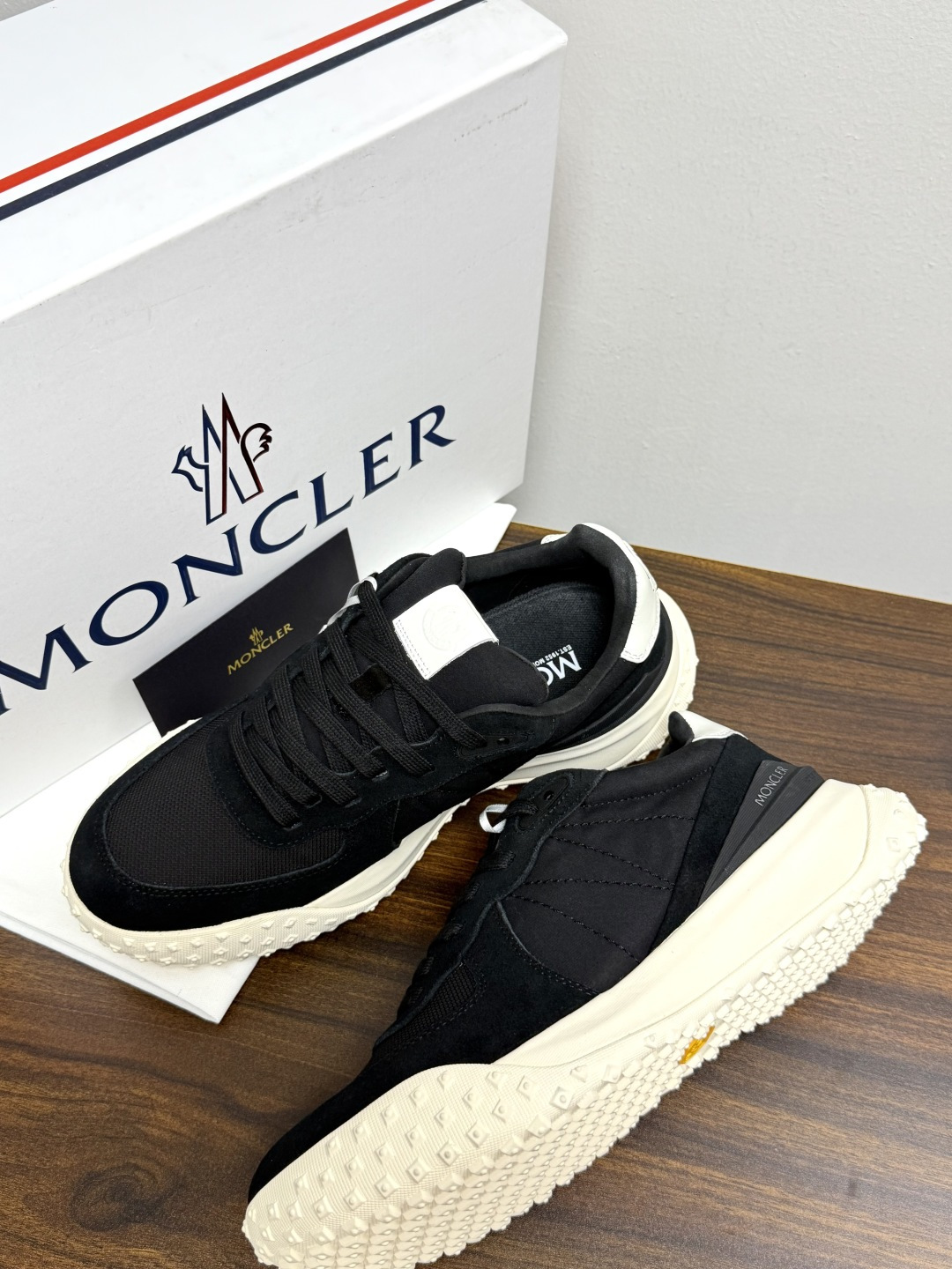 Moncler TrailgriP运动鞋​​，鞋面是尼龙 + 麂皮拼接， 锯齿橡胶大底 是这双鞋最大的视觉标识——底部一