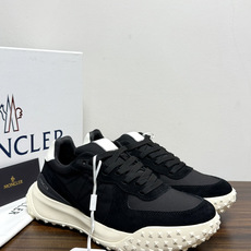 Moncler TrailgriP运动鞋,鞋面是尼龙 + 麂皮拼接, 锯齿橡胶大底 是这双鞋最大的视觉标识——底部一 Moncler TrailgriP运动鞋,鞋面是尼龙 + 麂皮拼接, 锯齿橡胶大底 是这双鞋最大的视觉标识——底部一