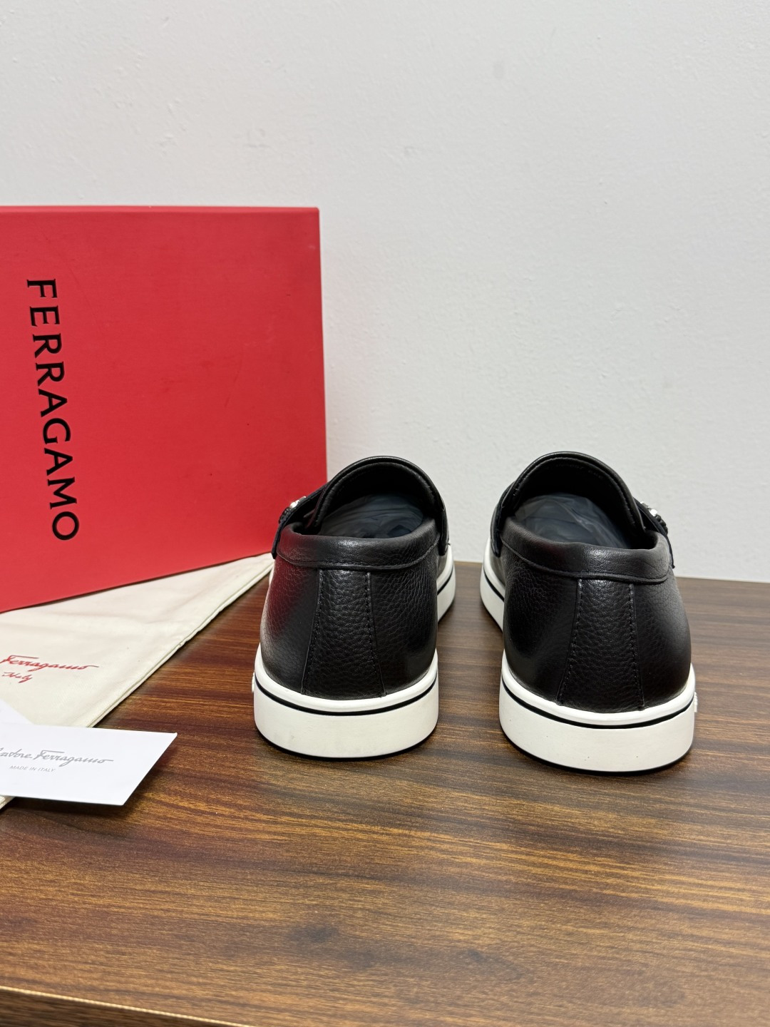 Ferragamo 菲拉格慕 Gancini 乐福鞋​​（豆豆鞋/一脚蹬），菲拉格慕标志性的 ​​Gancini 马蹄形