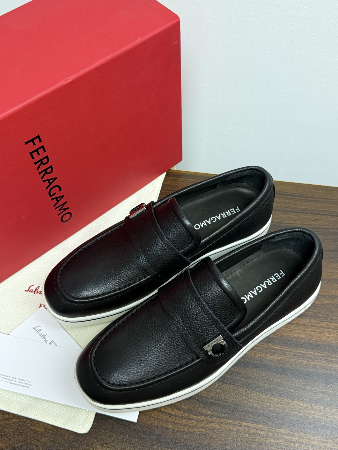 Ferragamo 菲拉格慕 Gancini 乐福鞋​​（豆豆鞋/一脚蹬），菲拉格慕标志性的 ​​Gancini 马蹄形
