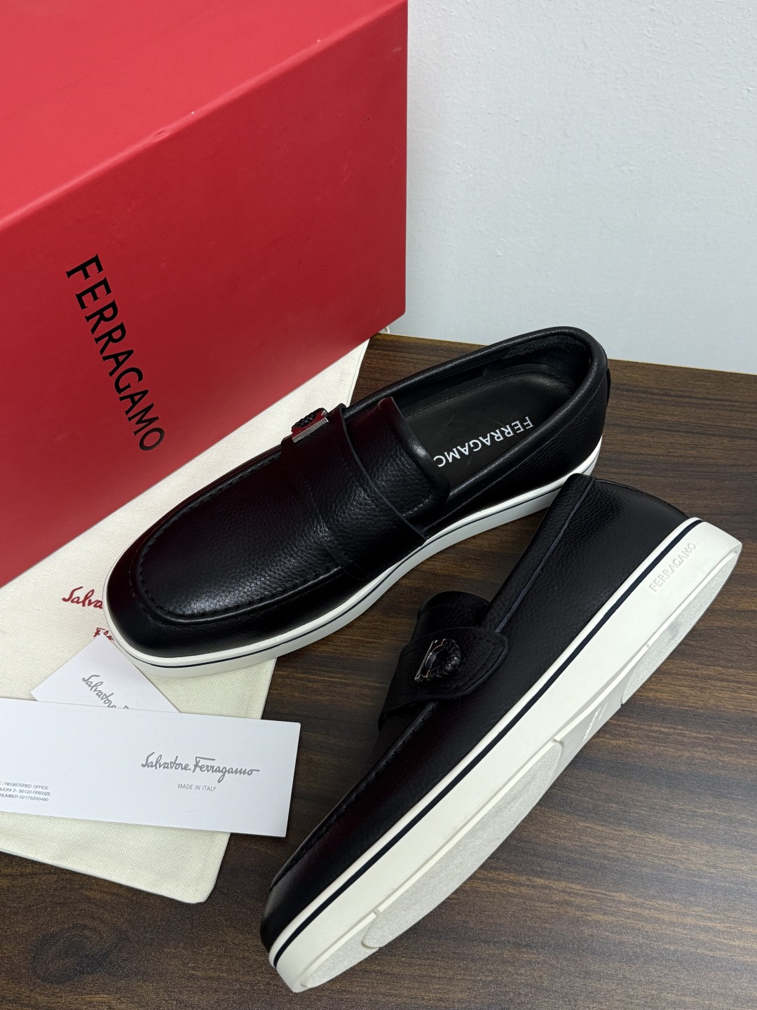 Ferragamo 菲拉格慕 Gancini 乐福鞋​​（豆豆鞋/一脚蹬），菲拉格慕标志性的 ​​Gancini 马蹄形
