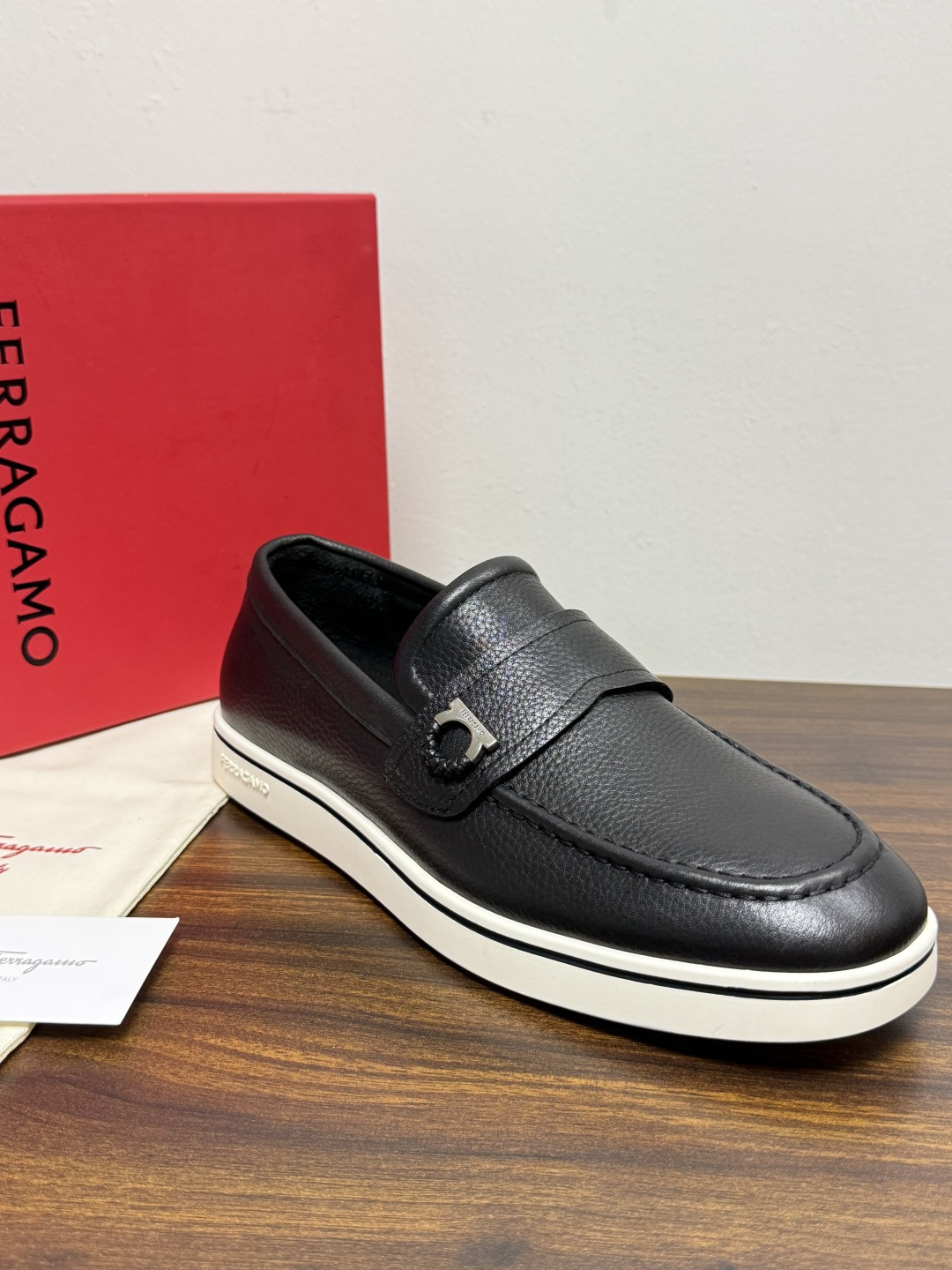 Ferragamo 菲拉格慕 Gancini 乐福鞋​​（豆豆鞋/一脚蹬），菲拉格慕标志性的 ​​Gancini 马蹄形