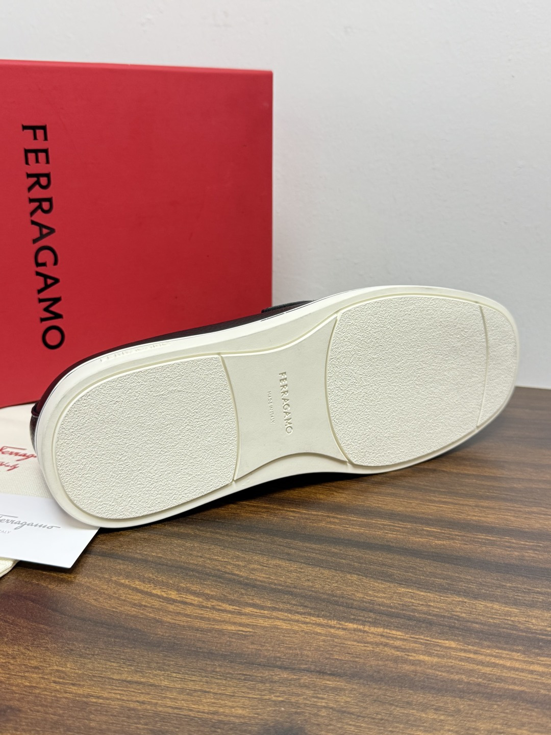 Ferragamo 菲拉格慕 Gancini 乐福鞋​​（豆豆鞋/一脚蹬），菲拉格慕标志性的 ​​Gancini 马蹄形