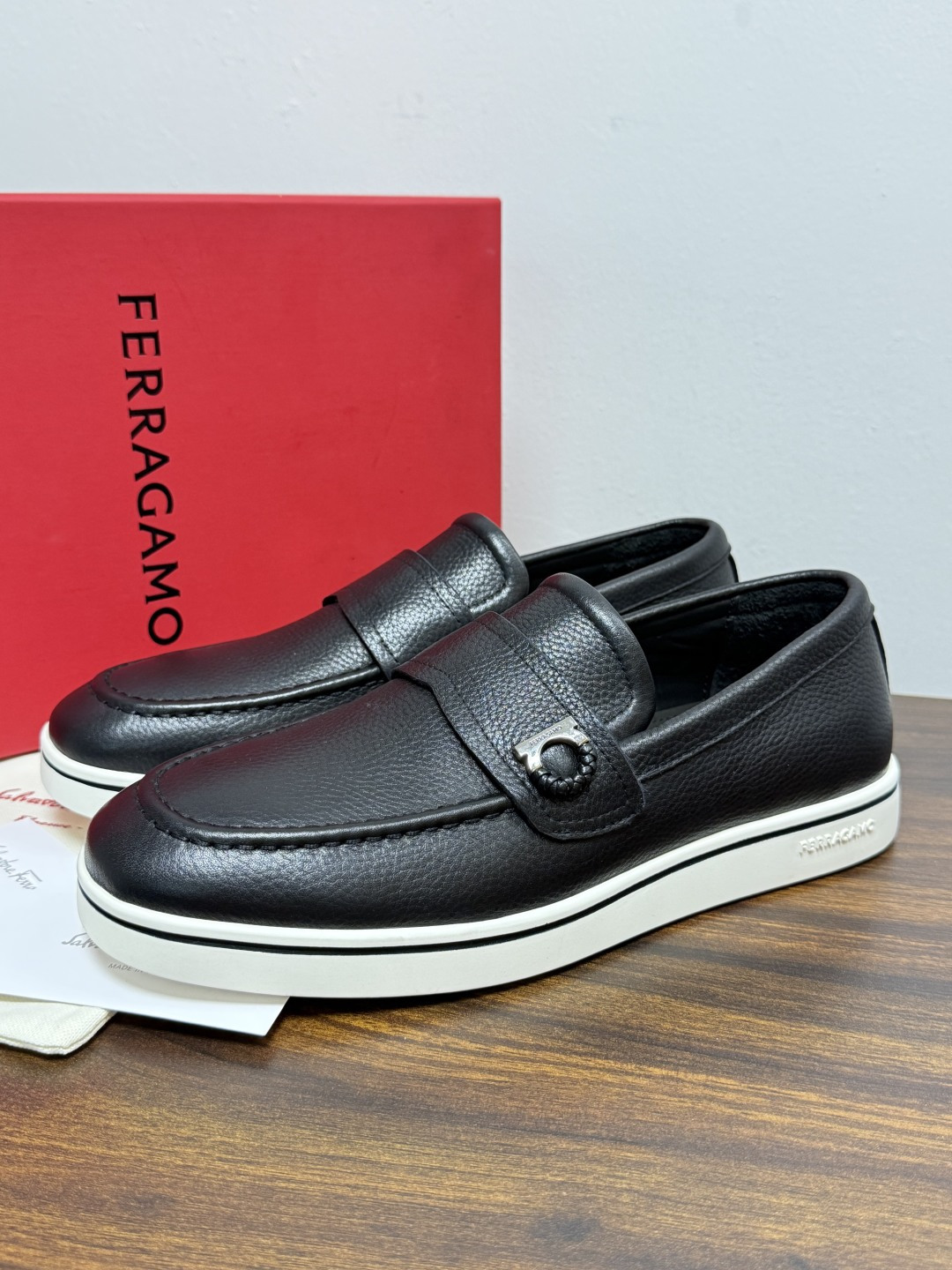 Ferragamo 菲拉格慕 Gancini 乐福鞋​​（豆豆鞋/一脚蹬），菲拉格慕标志性的 ​​Gancini 马蹄形