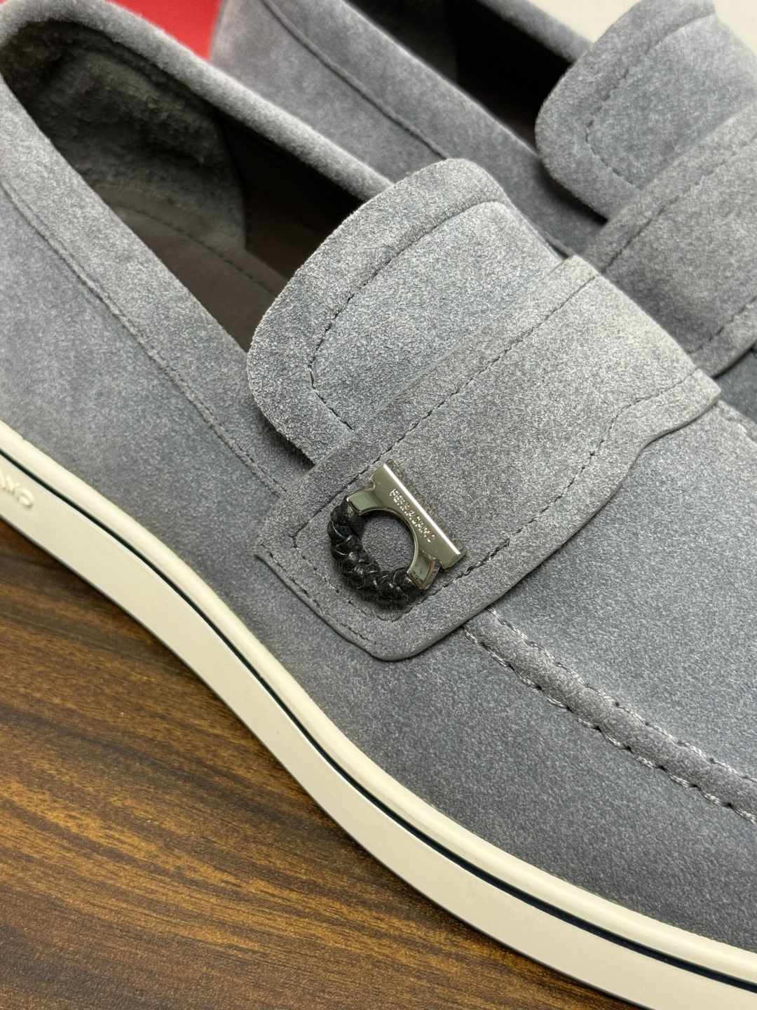 Ferragamo 菲拉格慕 Gancini 乐福鞋​​（豆豆鞋/一脚蹬），菲拉格慕标志性的 ​​Gancini 马蹄形