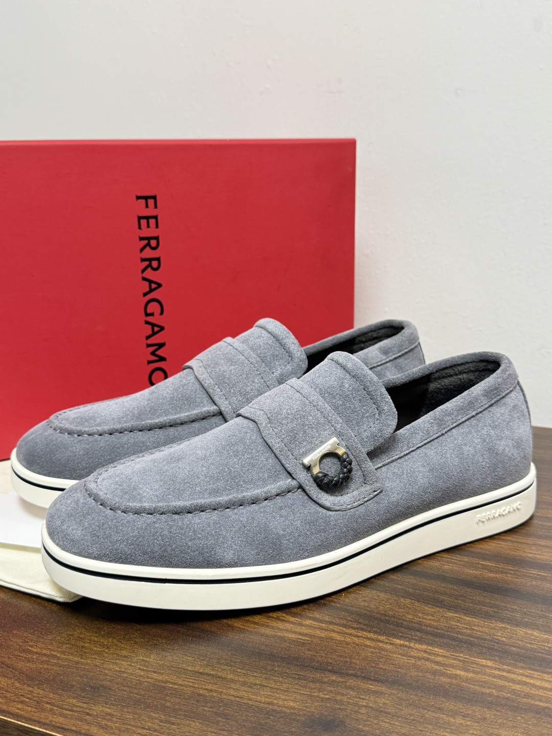 Ferragamo 菲拉格慕 Gancini 乐福鞋​​（豆豆鞋/一脚蹬），菲拉格慕标志性的 ​​Gancini 马蹄形