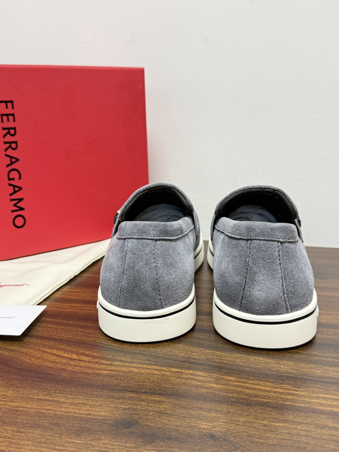 Ferragamo 菲拉格慕 Gancini 乐福鞋​​（豆豆鞋/一脚蹬），菲拉格慕标志性的 ​​Gancini 马蹄形