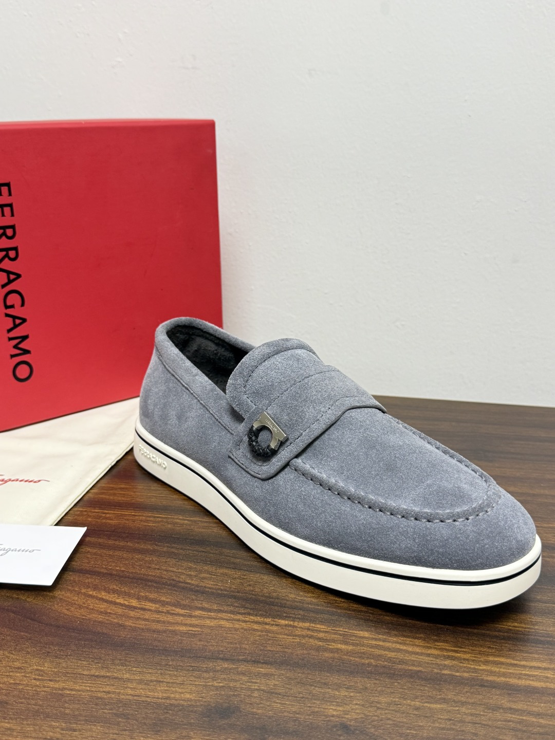 Ferragamo 菲拉格慕 Gancini 乐福鞋​​（豆豆鞋/一脚蹬），菲拉格慕标志性的 ​​Gancini 马蹄形
